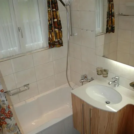 Baergchutzli 1- Stock Appartement-fewo- Bad- Wc- 2 Schlafraeume 3-zimmerwohnung By Interhome شقة *